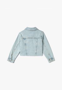 Chaqueta de mezclilla azul claro con un diseño corto, mangas largas, puños abotonados y dos detalles en las costuras traseras. Dobladillo sin terminar para añadir textura.