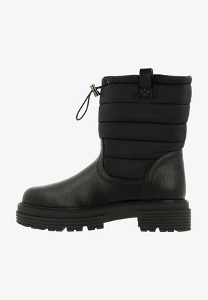 Schwarze Knöchelstiefel mit einer strukturierten Lederbasis, gepolstertem Schaft mit Nahtdetails, einer seitlichen Ziehlasche und einer Gummisohle mit Profil.
