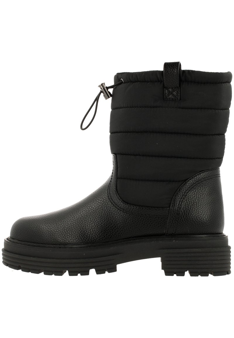 Botín negro con base de cuero texturizado, parte superior acolchada con costuras, una pestaña lateral para facilitar el calzado y suela de goma con tracción.