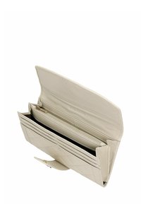 Světle béžová kožená peněženka s prošívaným designem, více přihrádkami na karty a zipovou kapsou, s patentním uzávěrem.