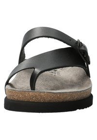 Sandale en cuir noir avec sangle ajustable, semelle en liège et semelle en caoutchouc. Elle présente deux larges bandes croisées et une surface texturée.