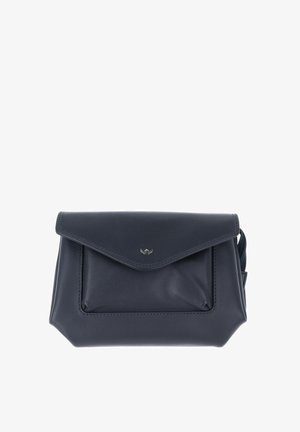 Zwart leren rechthoekig tasje met een voorflap, klein metalen logo en zijriem, geïsoleerd op een witte achtergrond.
