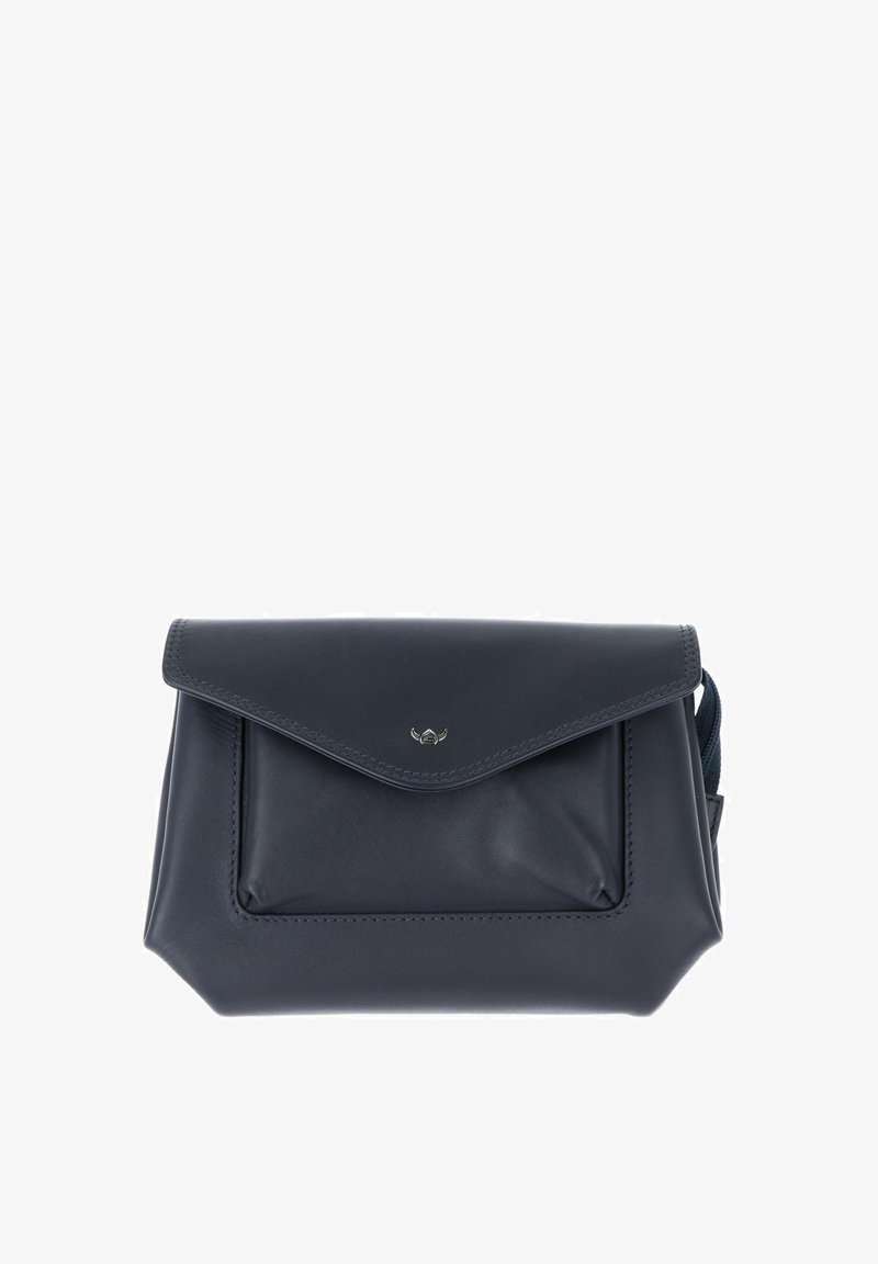 Pochette rectangulaire en cuir noir avec rabat avant, petit logo métallique et sangle latérale, isolée sur fond blanc.