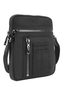 Borsa a tracolla nera in tessuto con zip superiore, hardware argentato, tasca frontale con zip e sezione per slot carte, con tracolla removibile.