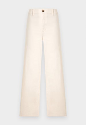 Krémové široké nohavice s vysokým pásom, pútkami na opasok a jedným hnedým gombíkom na prednom zapínaní.