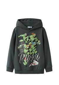 Tumši zaļa kapuče džemperis ar grafisku attēlu četriem karikatūru bruņurupučiem un tekstu "Loser pērk picu", kurai zemāk ir attēlots picas gabals.