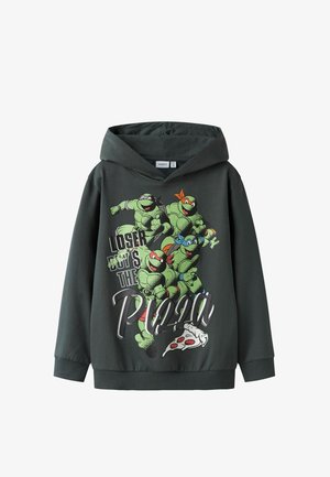 Dunkelgrüner Hoodie mit einer Grafik von vier Cartoon-Schildkröten und dem Text "Verlierer kauft die Pizza" sowie einer darunter abgebildeten Pizzascheibe.