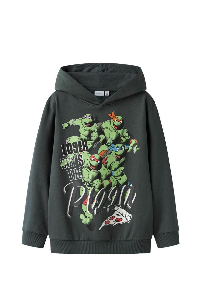 Tumši zaļa kapuče džemperis ar grafisku attēlu četriem karikatūru bruņurupučiem un tekstu "Loser pērk picu", kurai zemāk ir attēlots picas gabals.