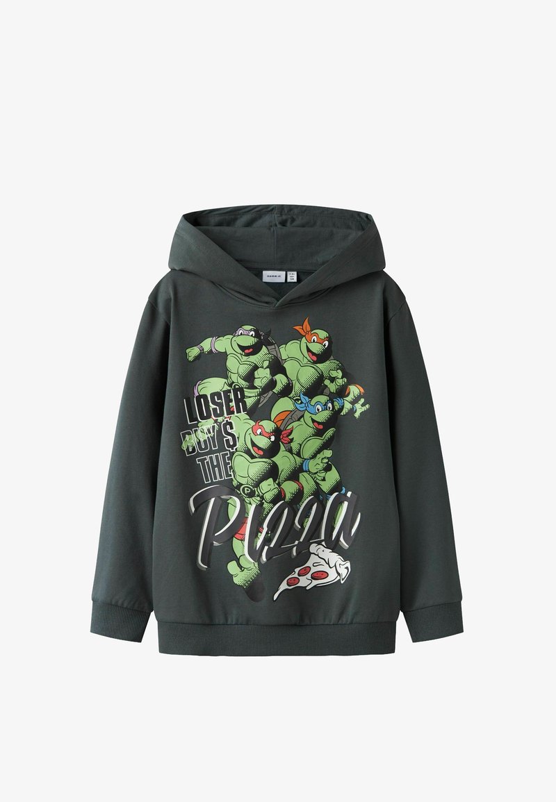 Tumši zaļa kapuče džemperis ar grafisku attēlu četriem karikatūru bruņurupučiem un tekstu "Loser pērk picu", kurai zemāk ir attēlots picas gabals.