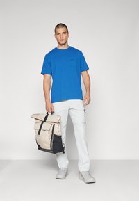 Patagonia BOARDSHORT LOGO POCKET RESPONSIBILI-TEE - Apdrukāts T-krekls - endless blue