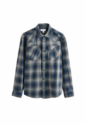 Koszula w niebiesko-szarej kratę z długim rękawem, dwoma kieszeniami na piersi i kołnierzykiem, rozłożona na białym tle.