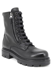Stivale da combattimento in pelle nera con lacci frontali e zip laterale. Presenta una suola in gomma spessa e materiale testurizzato con dettagli metallici.