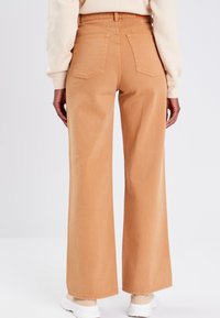 Cache Cache MIT HOHER TAILLE - Jeansy Dzwony