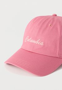 Ροζ καπέλο μπέιζμπολ με κυρτή γείσο, απαλό υφασμάτινο υλικό και κεντημένο λογότυπο "Columbia" σε κρεμ χρώμα στο μπροστινό μέρος.
