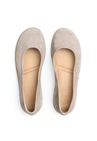 Helle beige Wildleder-Ballerinas mit runder Zehenpartie und einem glatten, weichen Innenraum. Minimalistisches Design ohne sichtbare Beschläge oder Akzente.