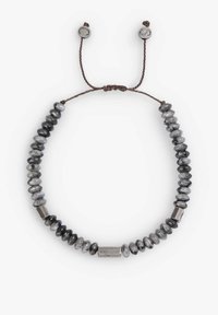 Collar de cuentas hecho de cuentas de piedra gris con una mezcla de texturas mate y brillantes; cordón marrón ajustable con cierres de metal.