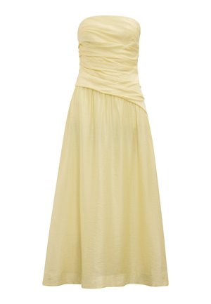Φόρεμα μήκους μέχρι το μέσο της γάμπας σε απαλό κίτρινο χρώμα, χωρίς τιράντες, με σωματάκι με ρυτιδωτές λεπτομέρειες και ροή φούστας, σχεδιασμένο για επίσημες ή ημιεπίσημες περιστάσεις.