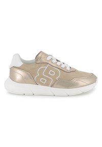 Sapatilha com parte superior em dourado metálico, detalhes brancos e atacadores brancos planos. Apresenta uma sola almofadada e um grande logotipo branco na lateral.