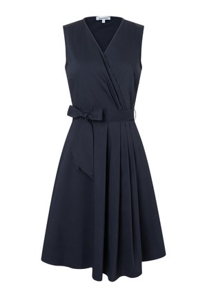 Robe portefeuille sans manches bleu marine avec col en V, jupe plissée et ceinture nouée à la taille, conçue pour une silhouette flatteuse et élégante.
