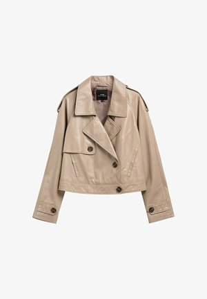 Beżowa skórzana kurtka typu cropped z szerokimi klapami, dwurzędowymi guzikami, bocznymi kieszeniami, patkami na ramionach i mankietami zapinanymi na guziki.