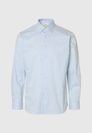 Lyseblå og hvitstripet langermet skjorte med krage og knapper foran. Har mansjetter med oppvik og en glatt tekstur.