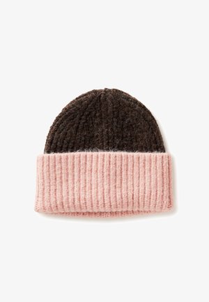 Czapka dzianinowa z brązowym teksturowanym wierzchem i różowym ściągaczem. Wykonana z miękkiego materiału, zaprojektowana dla ciepła i komfortu.