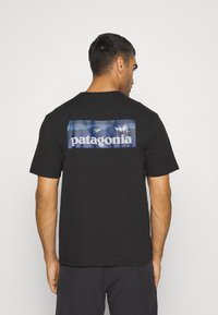 Patagonia BOARDSHORT LOGO POCKET RESPONSIBILI-TEE - Potiskana majica - black/grey