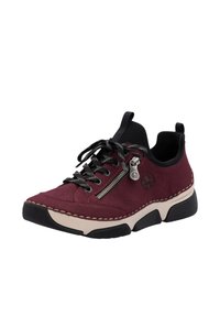 Baskets bordeaux avec tige en daim, accents noirs, détails de couture, fermeture à lacets et une fermeture éclair sur le côté pour plus de facilité à porter. Semelle en caoutchouc noire.