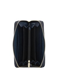 Portafoglio in pelle blu navy con zip dorata, più scomparti per carte e una tasca interna con zip. Divisori verticali e orizzontali visibili.