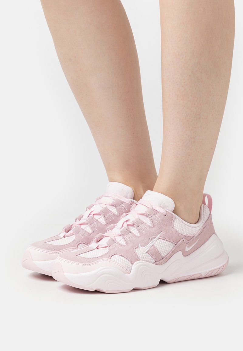 Baskets de sport roses en mélange de daim et de mesh, avec une semelle blanche rembourrée, un bout arrondi et un design à lacets.