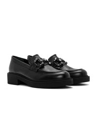 Zwarte leren schoenen met een lage hak, voorzien van een decoratieve gesp en kraalaccenten op de wreef. Gladde textuur en afgeronde neusontwerp.