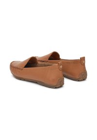 Brązowe skórzane buty wsuwane mają okrągły czubek, przeszycia oraz gumowe podeszwy z wzorzystym gripem. Casualowy design z subtelnymi akcentami.