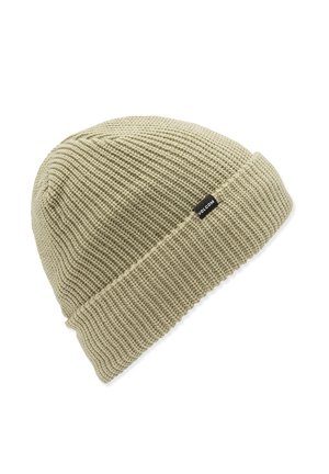 Bonnet en tricot de couleur vert olive clair, avec une texture côtelée et un revers, comportant une petite étiquette logo noire sur le côté.