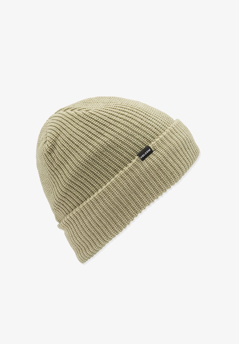 Gebreide beanie in licht olijfgroen, met een geribde textuur en een omgeslagen boord met een klein zwart logo-label aan de zijkant.
