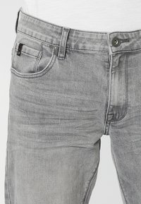 Koroshi STRETCH  - Pieguloša piegriezuma džinsi - denim gris   grey denim