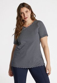 Camiseta a rayas en azul marino y blanco, con mangas cortas, cuello en V y detalles de botones en el hombro, hecha de una tela suave y elástica.