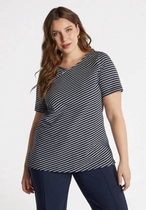 Navy en wit gestreepte T-shirt met korte mouwen, een V-hals en knoopdetails op de schouder, gemaakt van zachte, rekbare stof.