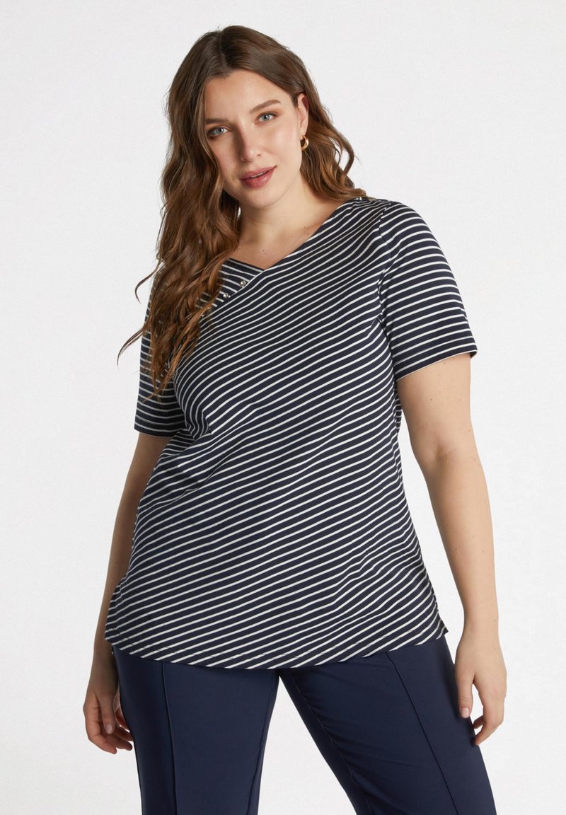 Camiseta a rayas en azul marino y blanco, con mangas cortas, cuello en V y detalles de botones en el hombro, hecha de una tela suave y elástica.