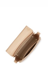 Beige leren clutch met een gladde textuur, een open bovenkant, interieurcompartimenten en gouden accenten.