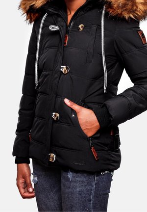 Sort pufferjakke med pelsbesat hætte, blanke metalknapper, lynlåse, sidelommer og ribbede manchetter. Struktureret quiltet stof.