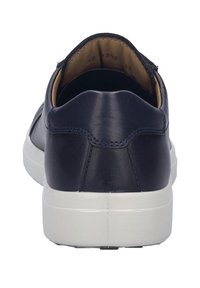 Marineblauwe leren sneaker met een laag uitgesneden ontwerp, witte rubbere zool en minimalistische stiksels aan de achterkant. Glad oppervlak en eenvoudige details.