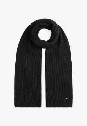 Écharpe en maille côtelée noire pliée avec une boucle en haut et un petit logo rectangulaire rouge, blanc et bleu près du bord inférieur.
