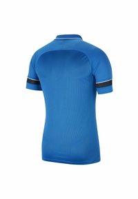 Polo sportivo azzurro a maniche corte realizzato in tessuto traspirante. Presenta strisce nere come accenti sulle maniche e un colletto classico. Design texture.