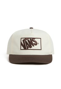 Biała bawełniana czapka baseballowa z brązowym daszkiem. Na przodzie znajduje się wyraźny, brązowy haftowany logo "VANS" w prostokątnej łatce.