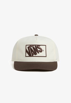 Weißer Stoff-Baseballcap mit einem braunen Schirm. Mit einem auffälligen braunen gestickten "VANS"-Logo auf einem rechteckigen Patch an der Vorderseite.