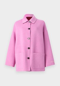 Veste en mélange de laine rose avec fermeture à boutons, col, deux poches avant et boutons noirs, caractérisée par une coupe décontractée et une texture douce.