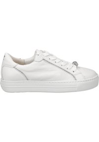 Zapatillas de piel blanca con una textura suave, punta redonda, diseño de cordones y sutiles acentos plateados a lo largo de las costuras laterales.