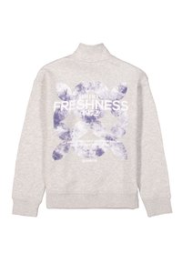 Sudadera gris claro con cuello alto; presenta un patrón floral morado y un texto en negrita que dice "FRESCURA 1972" en la parte trasera.