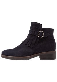 Mid-höga marinblå mocka ank stövlar med ett band som har en silverspänne och fransdetaljer. Låg klack med staplad design och texturerad sula.