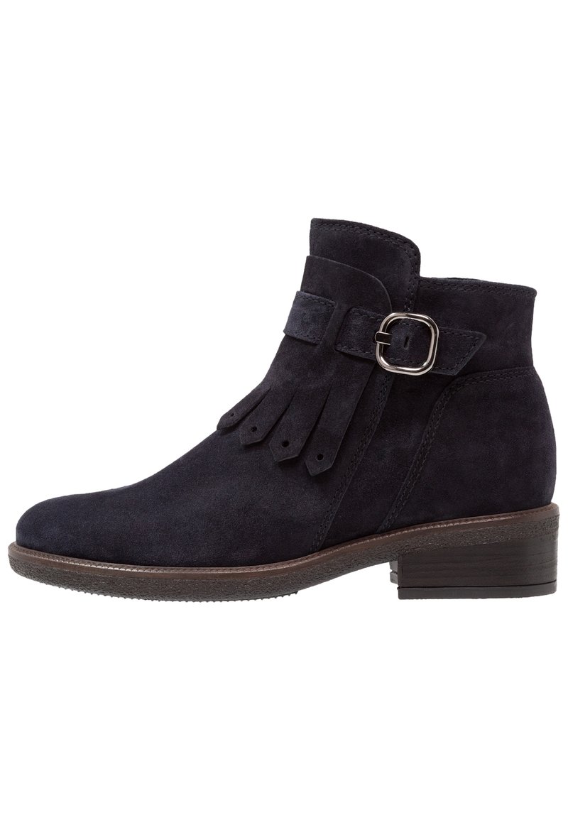 Mid-höga marinblå mocka ank stövlar med ett band som har en silverspänne och fransdetaljer. Låg klack med staplad design och texturerad sula.